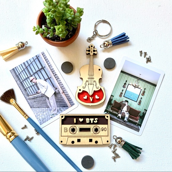 BTS V - Wooden Violin 3D Fridge Magnet or Keychain - Picture 3 of 4